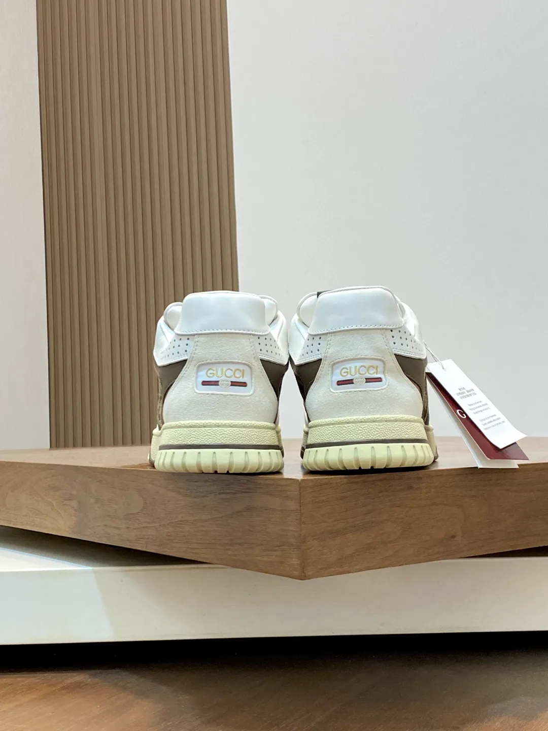 Men's Shoes 💰660 𝐆𝐮𝐜𝐜𝐢 𝐑𝐞-𝐖𝐞𝐛 As the first sneaker created by Sabato De Sarno for Gucci, the Re-Web series reinterprets the brand's classic stripes and sets off the modern silhouette design with bold and unique details. These shoes are crafted from white leather. This new sneaker is ingeniously decorated with many of the brand's classic details, and is equipped with a bright red and green webbing tongue, which will make people fall in love at first sight. White leather treated with a special process for softness and luster, with an embossed grainy texture. Script Gucci logo and interlocking G web label with Interlocking G and script Gucci logo. Rubber outsole with interlocking G detail eyelets. Web tongue. Size: 39-44 (customized for sizes 38 and 45)